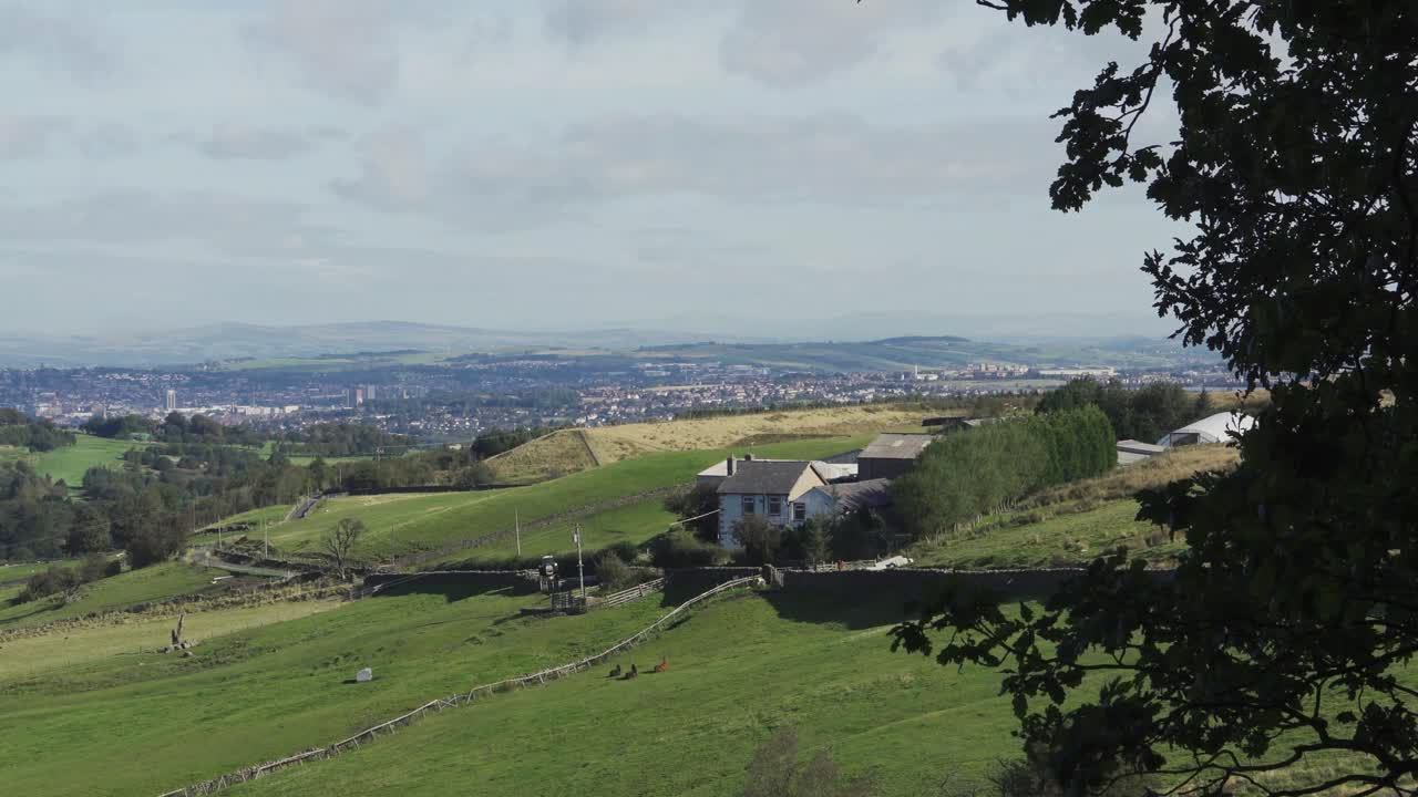 una casa de campo inglesa situada en un entorno rural