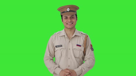 Fröhlicher-Indischer-Polizist-Lächelt-In-Den-Grünen-Bildschirm-Der-Kamera