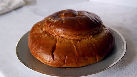 rundes challah-brot für rosh hashanah, das jüdische neujahr