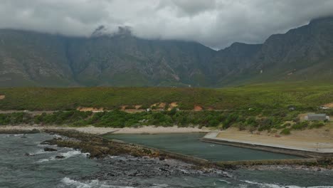 Drohnenaufnahme-Eines-Leeren-Gezeitenbeckens-In-Der-Nähe-Von-Mossel-Bay,-Südafrika