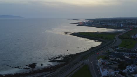 Antena-Serena-Con-Salthill,-Galway-En-Una-Tarde-Tranquila