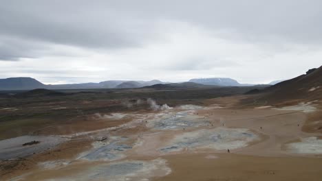 Die-Drohne-Fängt-Die-Außerirdische-Schönheit-Der-Geothermischen-Salze-Des-Mývatn-Ein,-Ein-Karges,-Mondähnliches-Gelände,-Das-In-Gestochen-Scharfer-4K-Auflösung-Zum-Leben-Erweckt-Wird