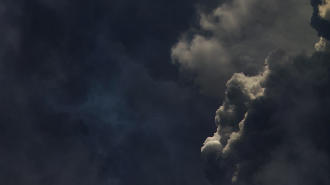 una tormenta en una nube cumulonimbus oscura con un relámpago, punto de vista