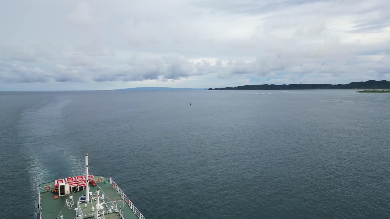 목가적인 바다와 클라우드스케이프를 배경으로 목적지까지 항해하는 여객선의 공중 전망