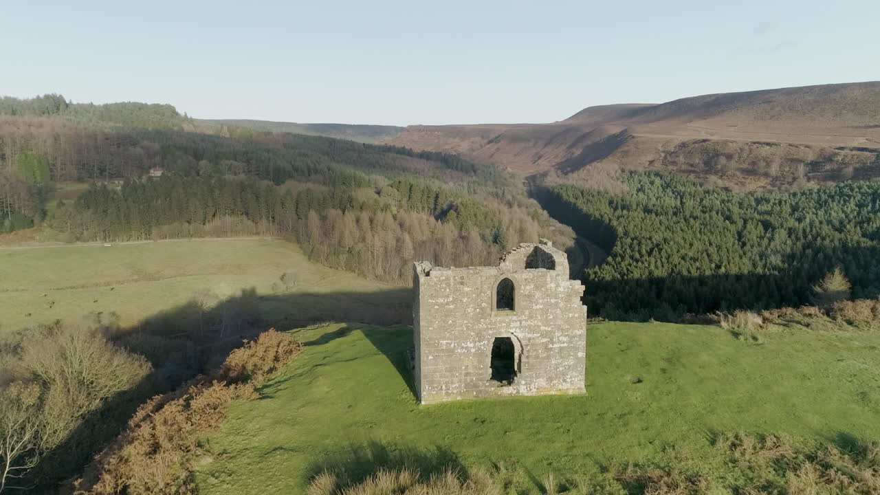 north york moors levisham hunting lodge, vuelo de drones sobrevolar, verano - clip 2
