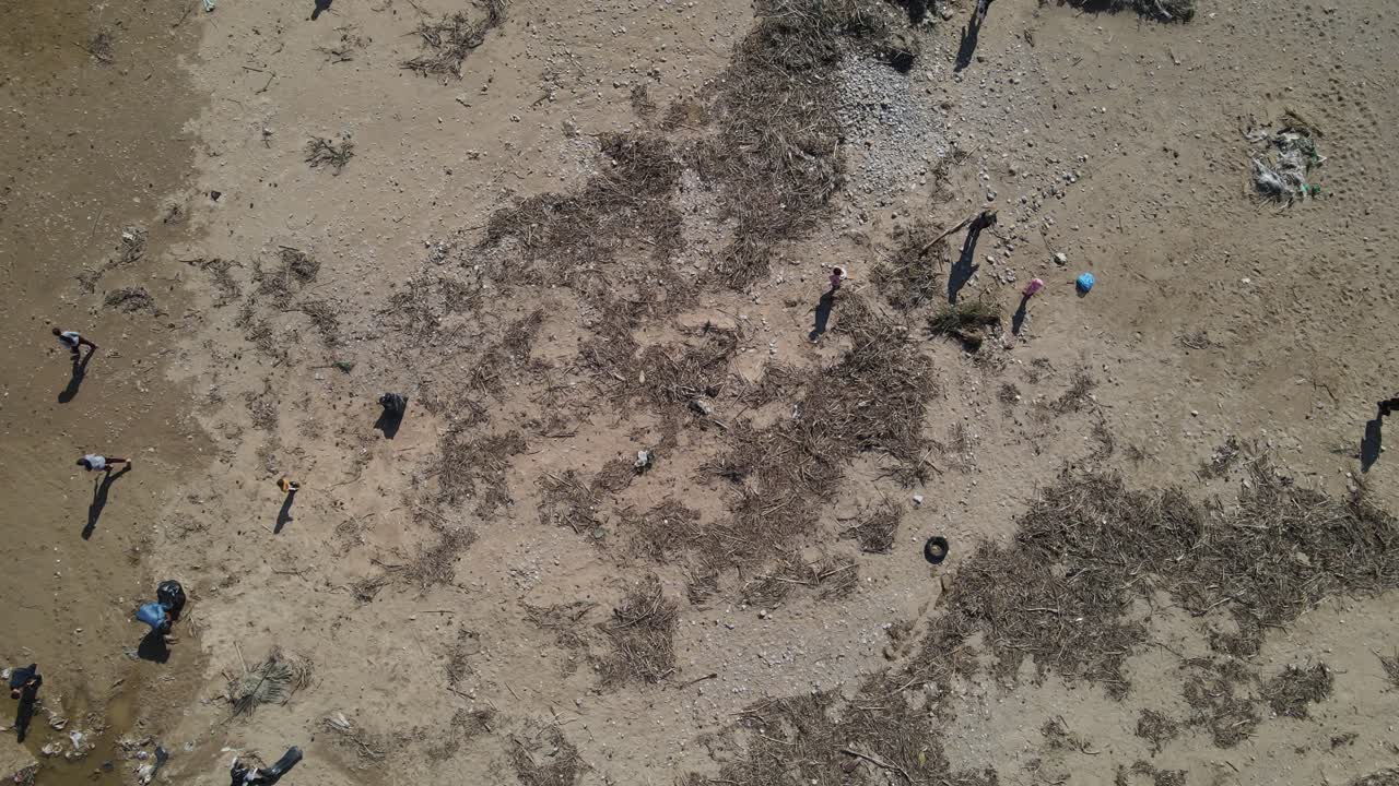 자원 봉사자 들 이 해변 을 청소 하고