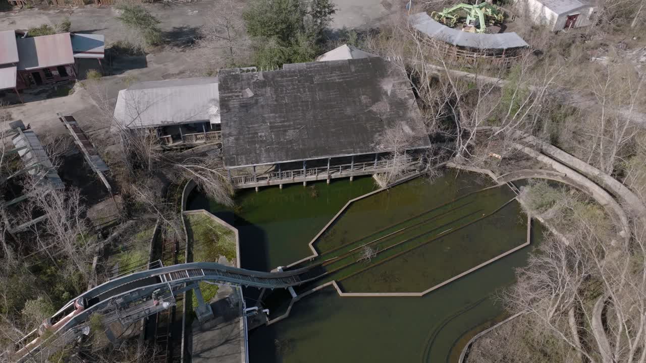 루이지애나주 뉴올리언스의 버려진 식스플래그에서 물놀이