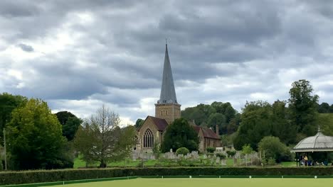 iglesia de san pedro y san pablo en la ciudad de godalming en inglaterra