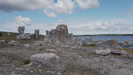 formación de rauk en gotland. de mano, plataforma rodante a la derecha