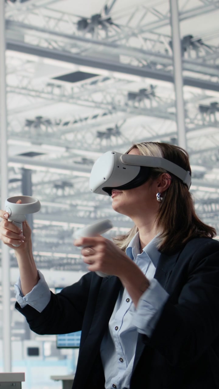 Вертикальное видео: Женщина в VR-очках анализирует разводку печатной платы в офисе НИОКР
