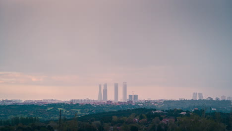 Timelapse-Del-Horizonte-De-Madrid-Atardecer-Lluvioso