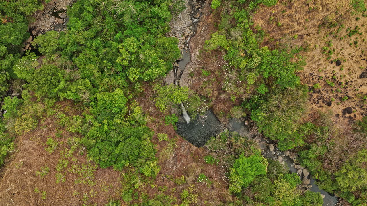 vista aérea de caldera panama v4 vertical cinematográfica de arriba hacia abajo, toma de elevación giratoria que captura el hermoso paisaje natural de la cascada jaguatta y la corriente de agua dulce - filmada con mavic 3 cine - abril de 2022