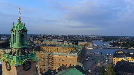 Imágenes-De-Drones-Del-Castillo-De-Los-Reyes-En-Gamla-Stan,-Estocolmo-Suecia