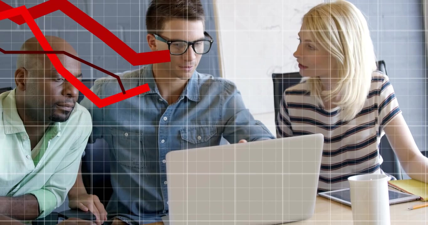 Homem de óculos digitando no laptop, equipe se inclinando, gráfico vermelho animando, caindo e depois subindo para análises