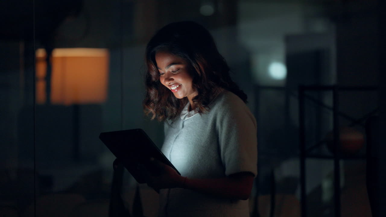 mujer que usa la tableta por la noche