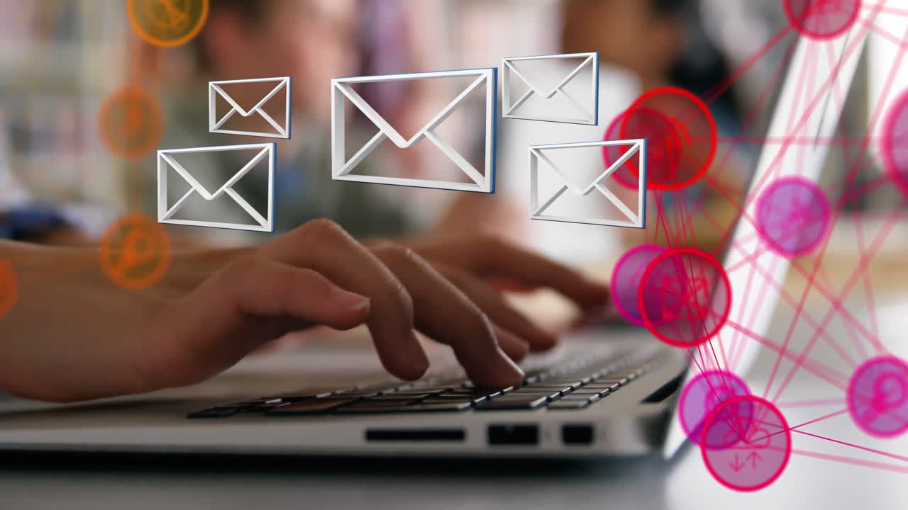 iconos de sobre y globo de iconos digitales contra la sección media de una persona que usa una computadora portátil