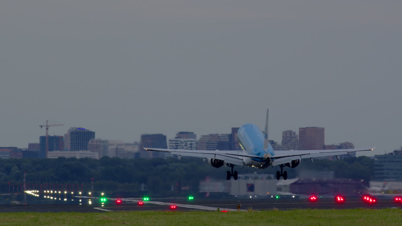 도시 에 있는 공항 에 착륙 하는 비행기