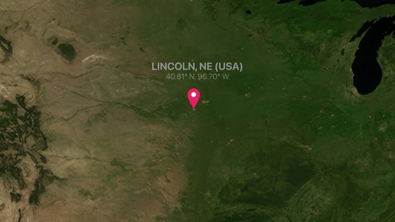 Render bumi digital memperbesar dari tampilan peta global ke Lincoln Nebraska dengan koordinat