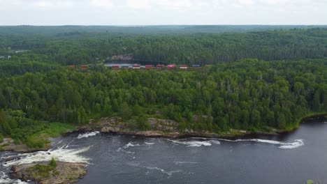 Un-Tren-De-Carga-Pasa-Por-Un-Lago-Rodeado-Por-La-Naturaleza-Canadiense