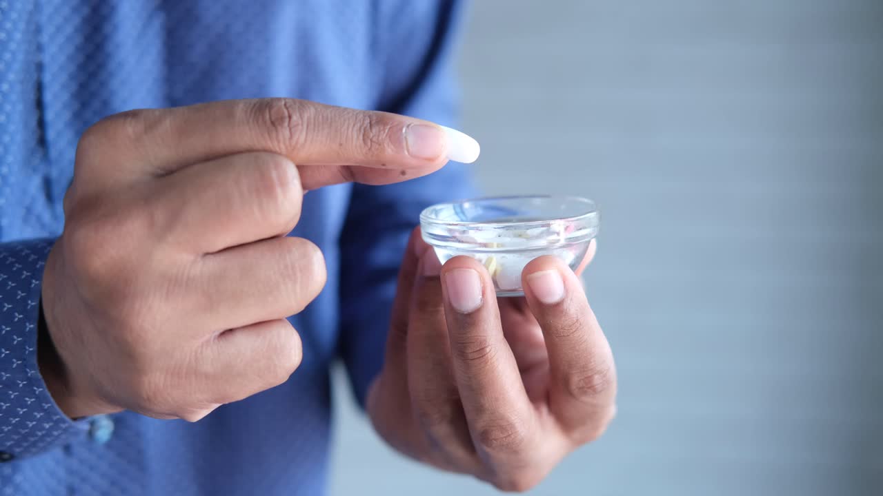 Persona sosteniendo un tazón de pastillas