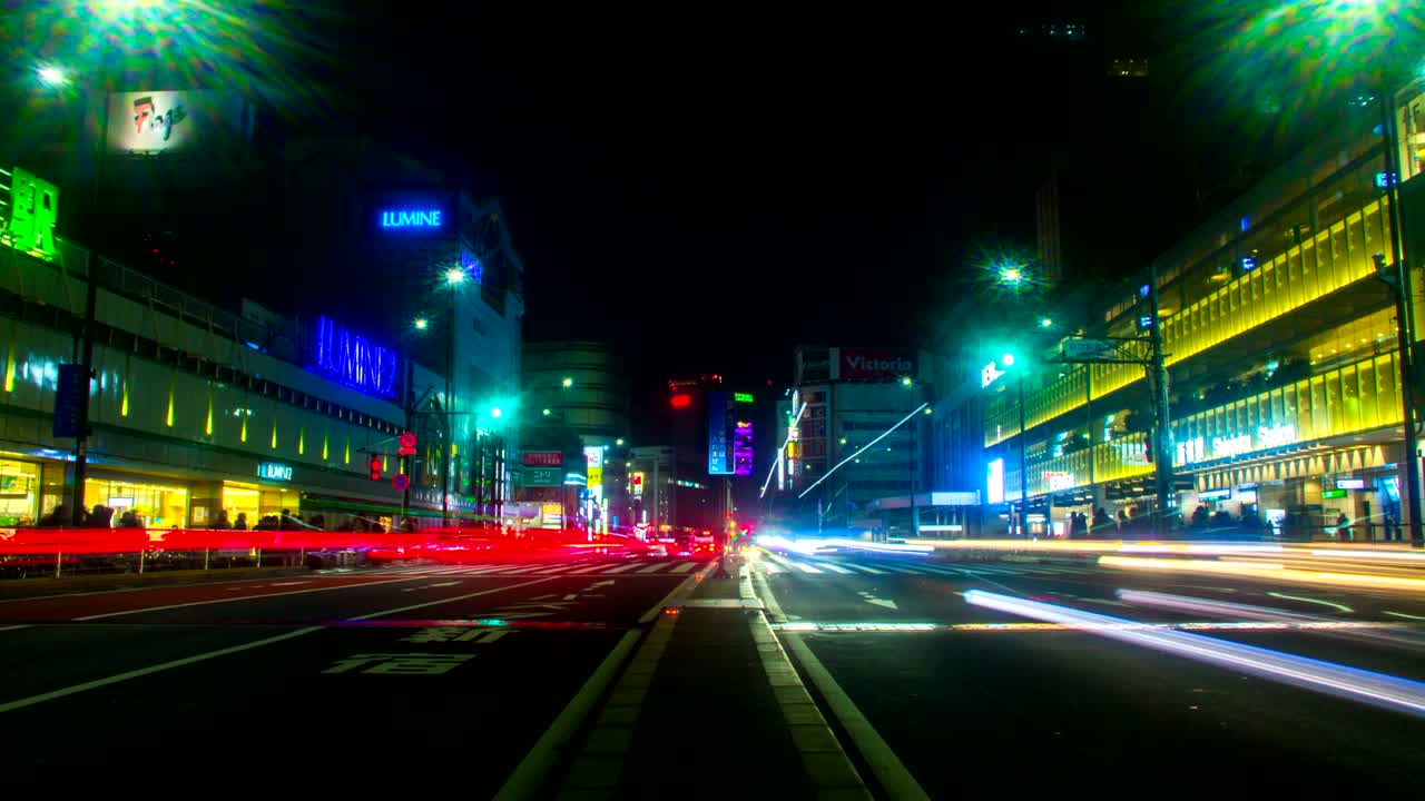 night lapse 4k en el lado sur de shinjuku bajo ángulo de tiro ancho inclinación hacia abajo