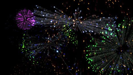 fuegos artificiales de colores sin costuras explotando en negro