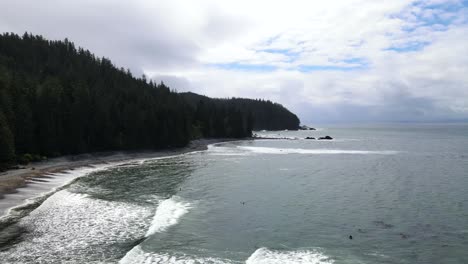 Drone-Volando-Lentamente-A-Lo-Largo-De-La-Playa-De-Sombrio-En-La-Isla-De-Vancouver-Durante-Una-Mañana-Nublada-De-Primavera