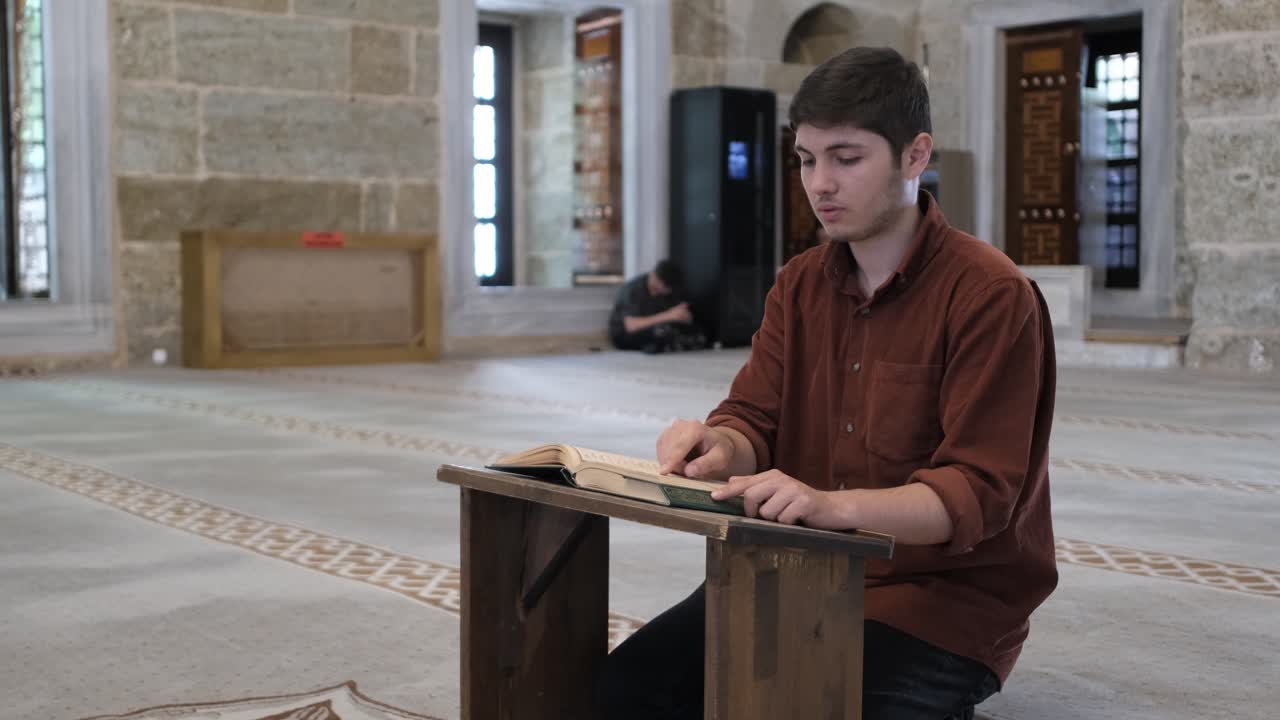 이슬람 책을 읽는 것