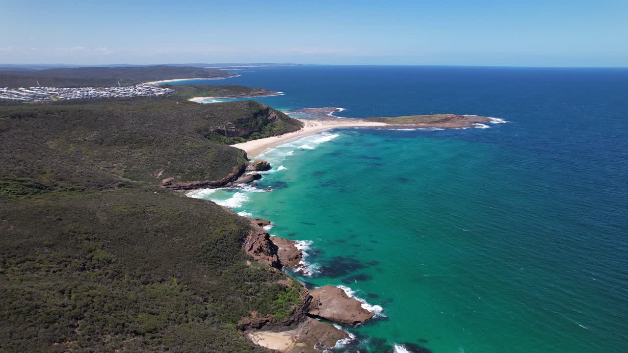 해변과 바다를 가진 해안 풍경