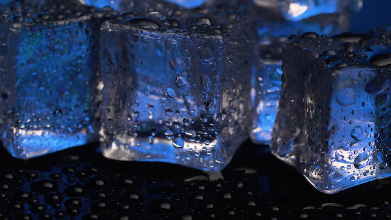 검정색 배경에서 회전하는 얼음 조각을 닫습니다.