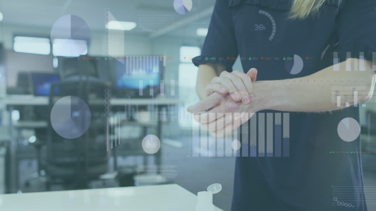 animación del procesamiento de datos financieros sobre una mujer de negocios caucásica desinfectando las manos en la oficina.