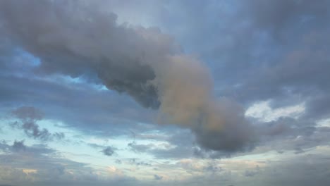 Drohnenclip-Von-Blauen-Wolken-Und-Himmel