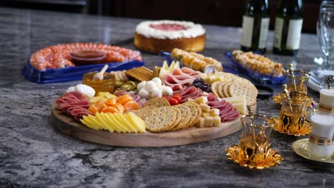 Tabla-De-Charcutería-Con-Comida-Para-Picar-Con-Alimentos-Mixtos-Como-Jamón,-Queso-Y-Galletas-Saladas