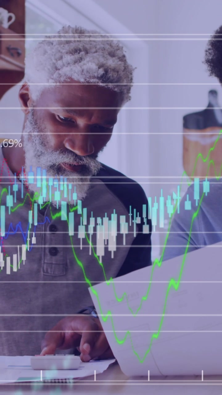 Animação de processamento de dados financeiros sobre pai e filha afro-americanos lendo documentos