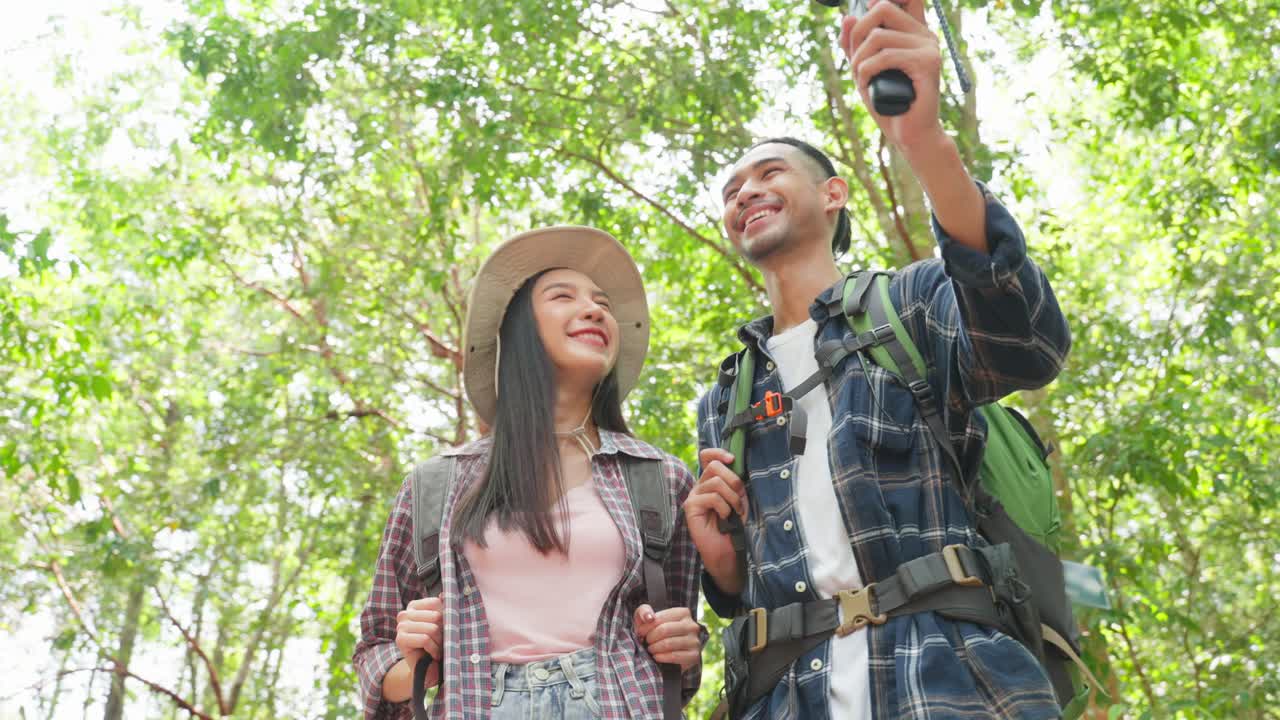커플이 산책하고 숲에서 셀피를 찍고
