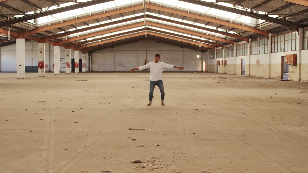 Ballerino in un magazzino vuoto