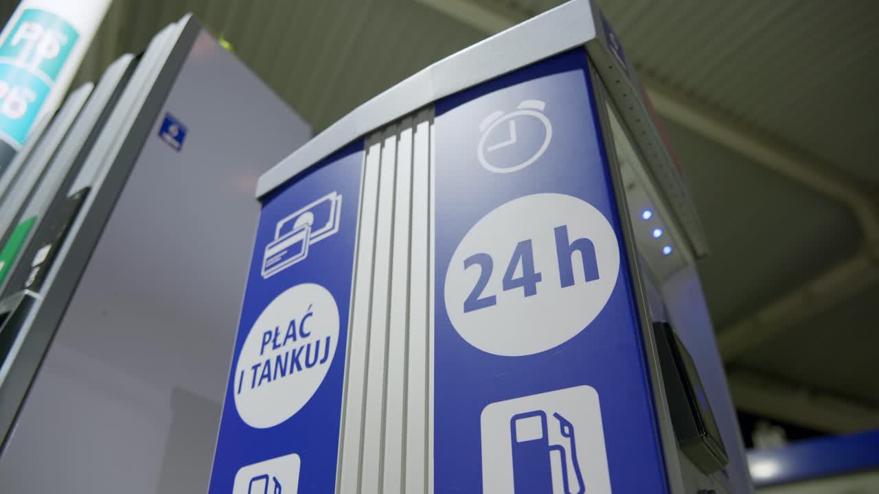 밤에 주유소에 위치한 24시간 서비스 표지판