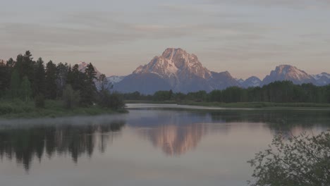 Inclínate-Hacia-La-Luz-Del-Amanecer-Golpeando-La-Cima-Del-Monte-Moran-En-El-Parque-Nacional-Grand-Teton