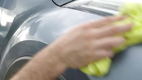 pulir el sellador del coche con un paño amarillo