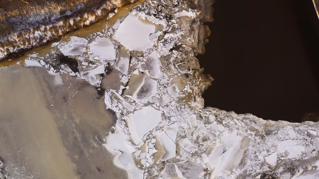 강의 얼음 잼, 봄철 해동 시 개울 막힘, 공중 드론 샷