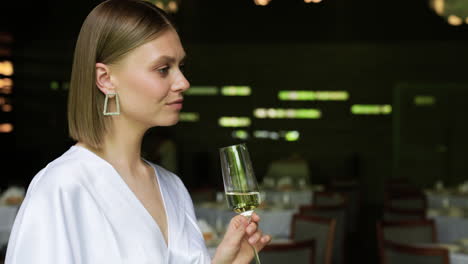 una chica bonita posando en un restaurante