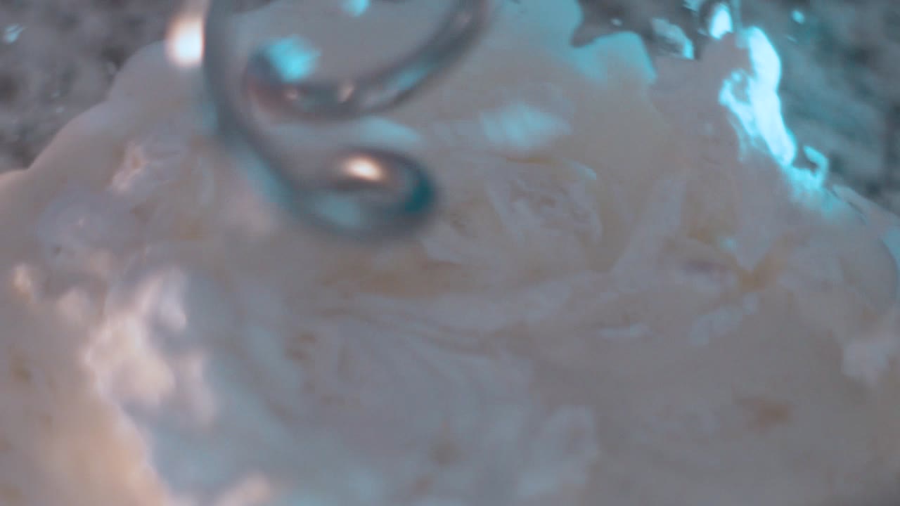 슬로우 모션으로 재료 섞기