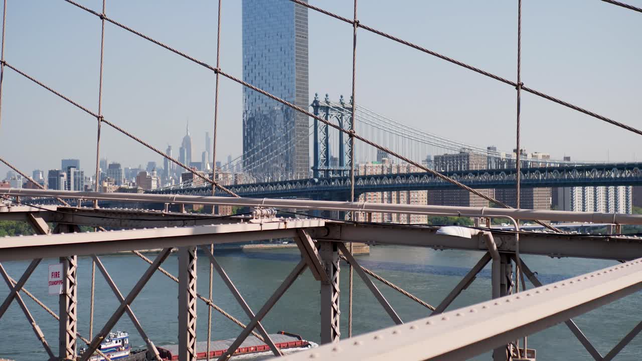 브루클린 다리의 아치와 맨해튼 구조물, 이스트 리버의 화물 화물 배지, 뉴욕 시의 스카이 라인, 초고층 건물, 미국 여행, 관광