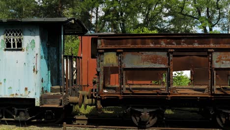 Alte-Rostige-Güterwagen-Im-Oldtimer-Bahnhof