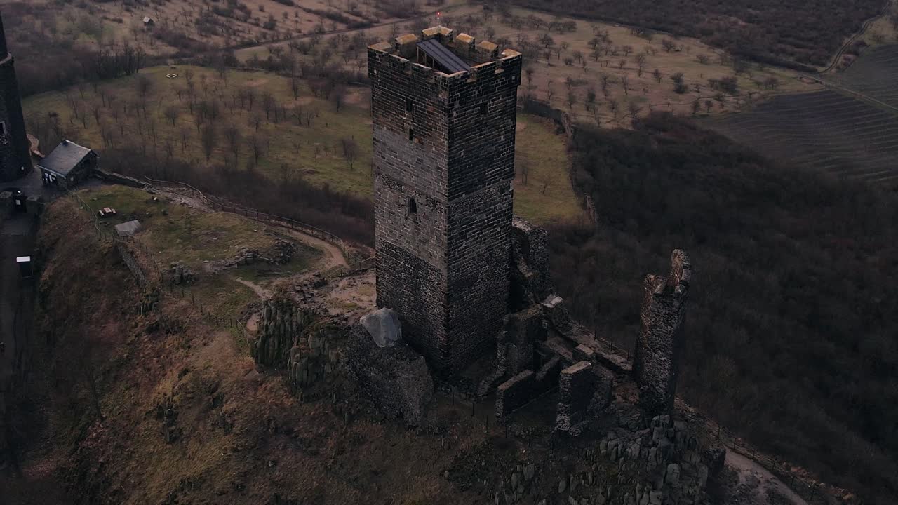 establecimiento de la toma, vista de avión no tripulado cinematográfico de la cima de la colina castillo medieval con murallas