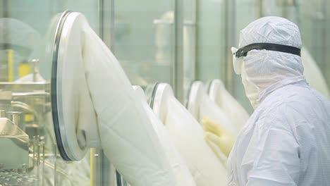 proceso de fabricación farmacéutica en una sala limpia