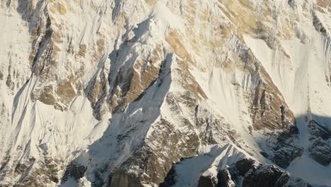 cara de montaña cubierta de nieve empinada cerca en las montañas del himalaya en nepal, paisaje de montaña cubierto de nieve blanca, cara de montaña escarpada en invierno