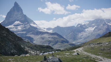 Gente-Caminando-En-El-Paisaje-Montañoso-Que-Rodea-El-Matterhorn-En-Suiza