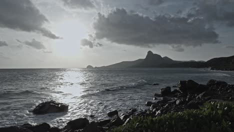 paisaje dramático de la isla de con dao con costa rocosa en vietnam