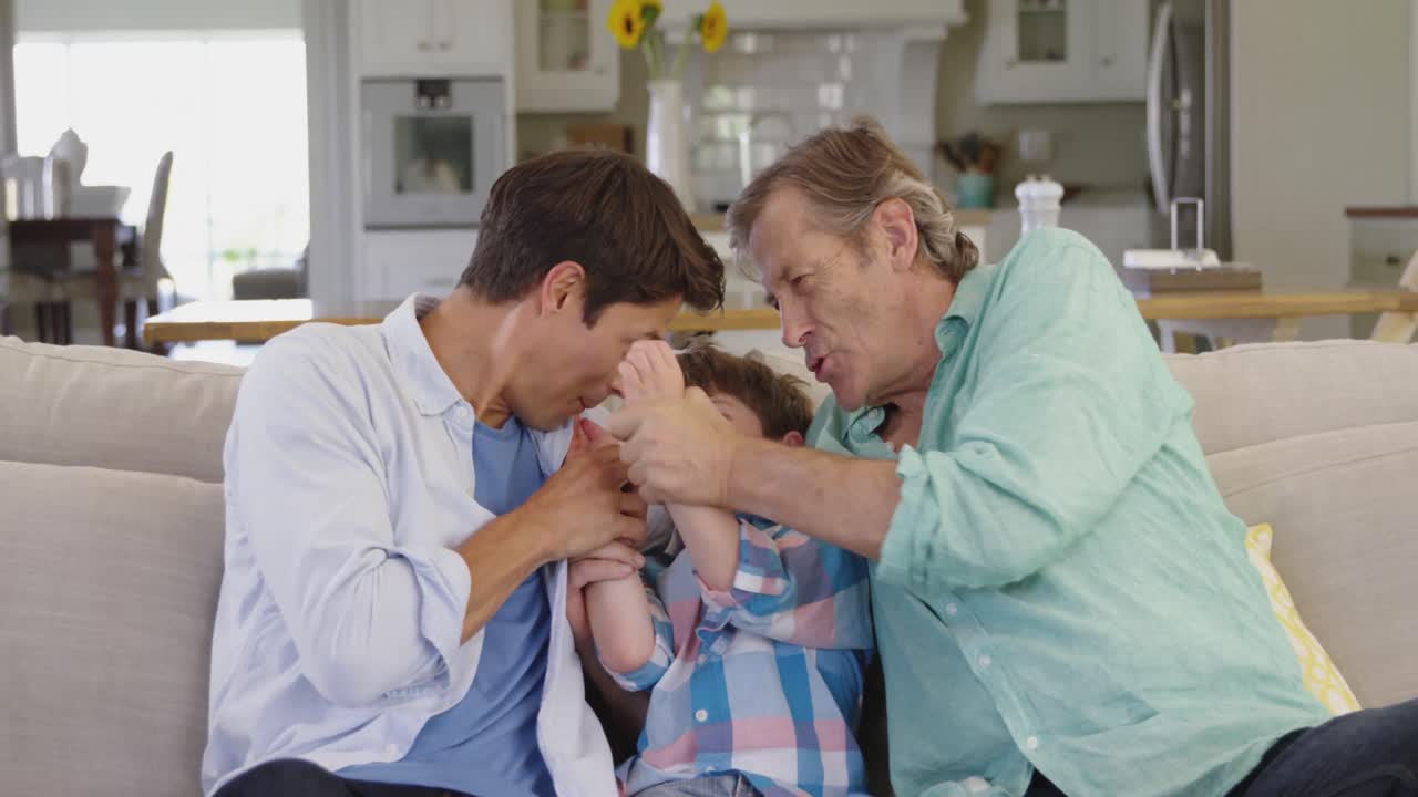 가족이 집에서 함께 시간을 보내는 것